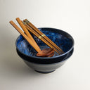 Set 2 cuencos de ramen Uzu con palillos y cucharas.