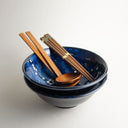 Set 2 cuencos de ramen Hana Azul con palillos y cucharas.