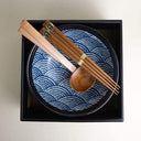 boles para ramen con cuchara y palillos
