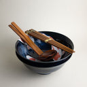 Set 2 cuencos de ramen Koi con palillos y cucharas.