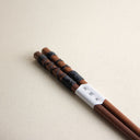 Palillos negros entrelazados